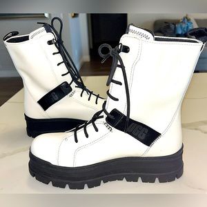 UGG! SHEENA PLATFORM COMBAT LACE UP BOOTS! SIZE 9 - BRAND NEW WITHOUT BOX!